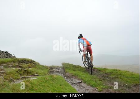 Concurrents de la course de cyclocross 3 sommets sur Whernside Banque D'Images