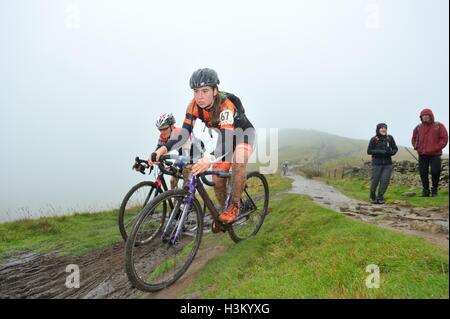 Concurrents de la course de cyclocross 3 sommets sur Whernside Banque D'Images