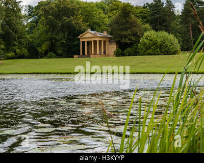 L'ouest du lac Pavilion Gardens à Stowe, Buckinghamshire, Angleterre Banque D'Images