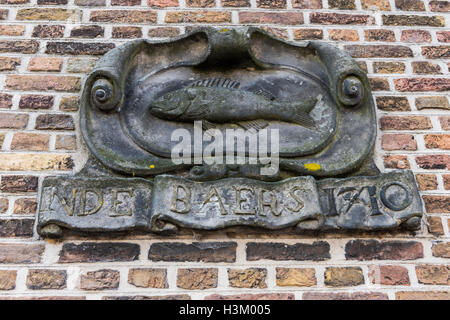 Statue dans un mur d'une maison ancienne avec l'inscription : 'Inde Baers' dans la ville de Dordrecht, aux Pays-Bas. Banque D'Images