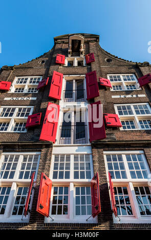 Dordrecht, Pays-Bas - le 13 septembre 2016 : Ancienne maison monumentale aux volets rouges à Dordrecht, Pays-Bas Banque D'Images