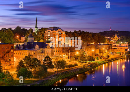 Augusta, Maine, USA, le centre-ville sur la rivière Kennebec. Banque D'Images