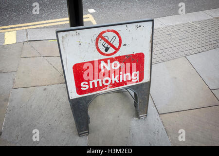 Aucun signe de fumer lors de travaux routiers, London, UK Banque D'Images