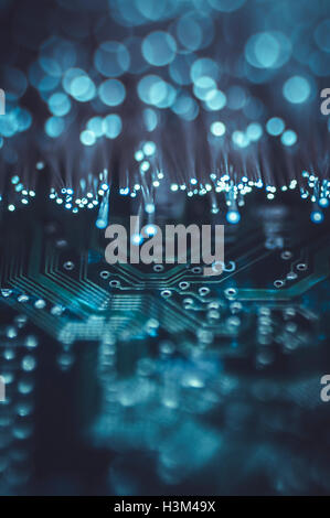 L'information Données, puce de la carte mère s'allume en fibre optique Banque D'Images