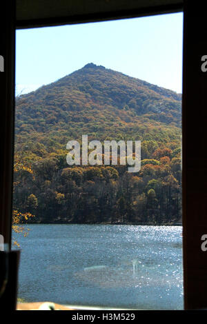 Virginia, USA. Vue sur Lac et Abbott Sharp Top du lodge, à l'automne. Banque D'Images