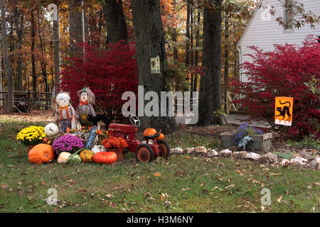 L'automne en plein air avec décoration de citrouilles et d'épouvantails Banque D'Images