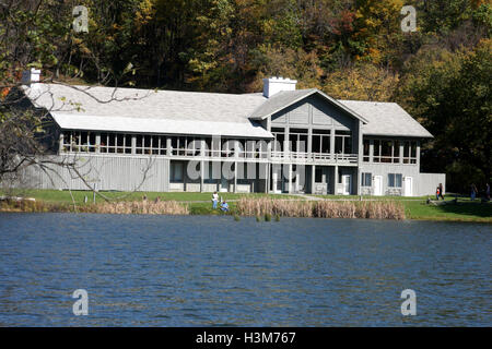 Blue Ridge Parkway, Virginie, États-Unis. Vue sur Peaks of Otter, restaurant et Abbott Lake en automne. Banque D'Images