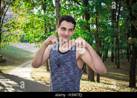Jeune homme fitness se prépare pour l'entraînement de boxe en plein air formation Banque D'Images