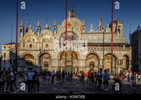 Venise, Italie - le 9 octobre 2016 : les touristes sur la place San Marco en face de la basilique Saint-Marc de Venise en Italie. Banque D'Images