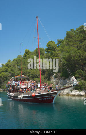 Un capitaine Crochet boat port Paxos Gaios Îles Ioniennes Grèce Banque D'Images