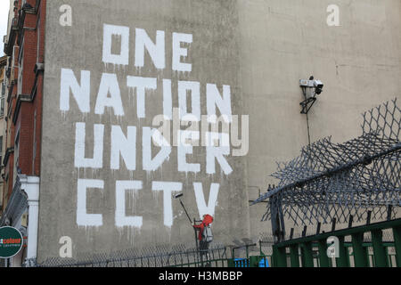 Banksy graffiti art une nation sous vidéosurveillance, sur mur sur Newman Street,Londres,Angleterre,UK,europe,graffiti graffiti.,sur,street,rues, Banque D'Images