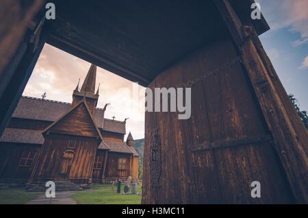 Norwegian architecture ancienne. Église situé dans le Lom, Norvège, Europe. Banque D'Images