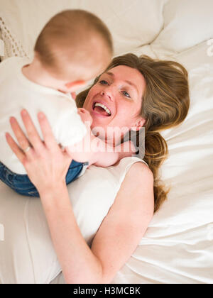 High angle view of baby girl sitting on mère Banque D'Images