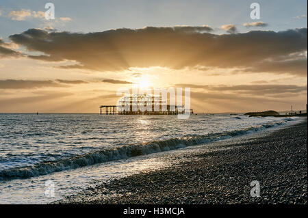 Brighton Beach au coucher du soleil, en Angleterre Banque D'Images