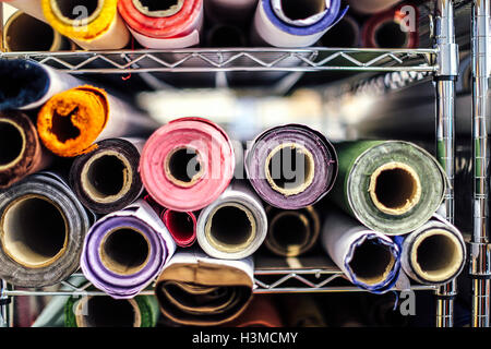 Close-up de rouleaux de tissu dans l'atelier des arts du livre Banque D'Images