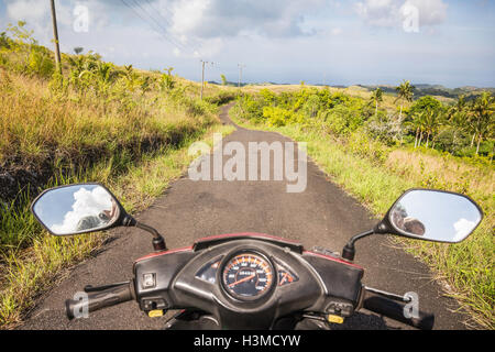 Image miroir de motard dans des rétroviseurs moto on rural road, citronnelle, Nusa Penida, Indonésie Banque D'Images