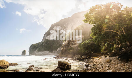 Plage de galets et rochers, Côte Sud, Nusa Penida, Indonésie Banque D'Images