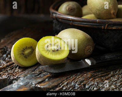 Fruits frais bio, golden kiwi Banque D'Images