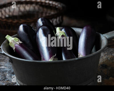 Les légumes frais biologiques, oblong baby aubergines Banque D'Images