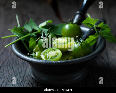 Fruits frais biologiques, tomates cerise, vert Banque D'Images