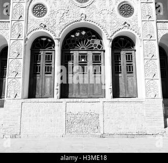 Blur en Iran kashan le vieux persan fenêtre architecture et verre en arrière-plan Banque D'Images