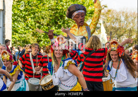 Dakadoum Bande Samba prend part à la fête à Cornwall Penryn Banque D'Images