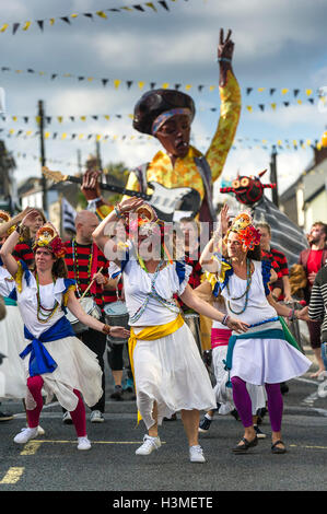 Dakadoum Bande Samba prend part à la fête à Cornwall Penryn Banque D'Images