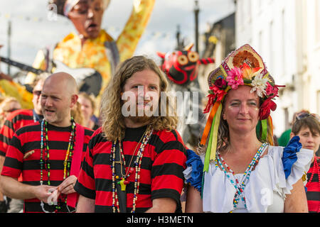 Dakadoum Bande Samba prend part à la fête à Cornwall Penryn Banque D'Images