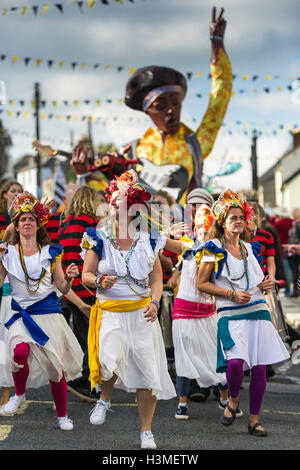 Dakadoum Bande Samba prend part à la fête à Cornwall Penryn Banque D'Images