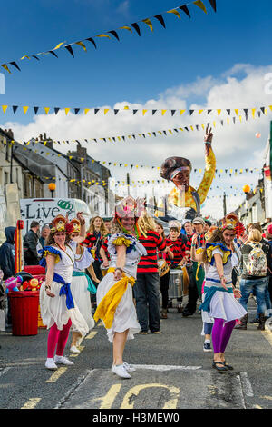 Dakadoum Bande Samba prend part à la fête à Cornwall Penryn Banque D'Images