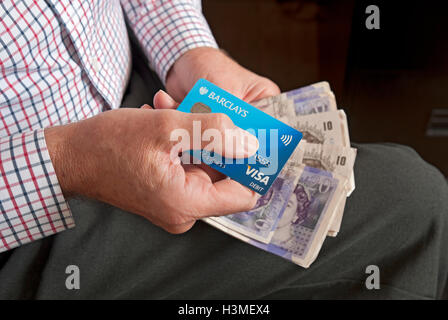 Man Holding Barclays VISA carte bancaire de débit et vingt livres britanniques cash money billets banknote Angleterre Royaume-Uni GB Grande-Bretagne Banque D'Images