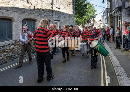 Dakadoum Bande Samba prend part à la fête à Cornwall Penryn Banque D'Images