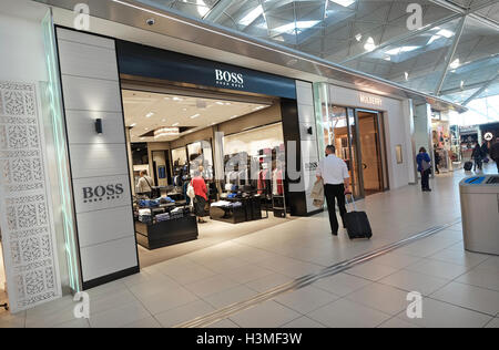 Boutique Hugo Boss, l'aéroport de Stansted, terminal de départ, Londres, Angleterre Banque D'Images