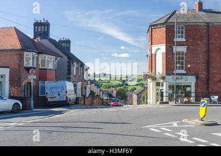 Vue vers le bas de la chaussée haute et de la rue King à Belper, Derbyshire Banque D'Images