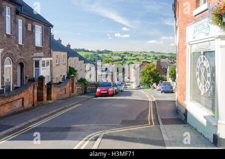 Vue vers le bas la rue King et de la chaussée élevée à Belper, Derbyshire Banque D'Images