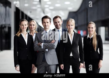 Portrait of smiling business avec succès dans l'équipe office building Banque D'Images