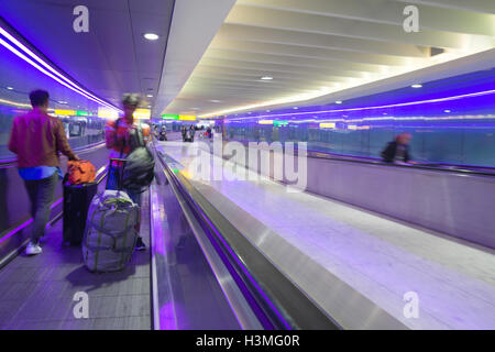 Vitesse d'obturation lente utilisée pour enregistrer les mouvement exagéré des voyageurs au terminal de l'aéroport Heathrow de Londres, Royaume-Uni, Banque D'Images