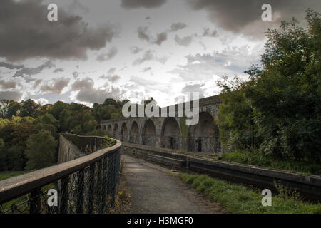 Llangollen Canal à Chirk Aqueduct et viaduc sur la frontière du pays de Galles Angleterre Banque D'Images