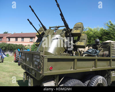 La Seconde Guerre mondiale, deux mitrailleuses montées sur un camion de l'armée US DE LA DEUXIÈME GUERRE MONDIALE sur l'affichage à l'Baston au blitz week-end Banque D'Images