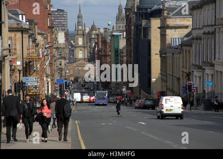 Les gens font des scènes de rue de Glasgow Glasgow vélo trafic hill Banque D'Images