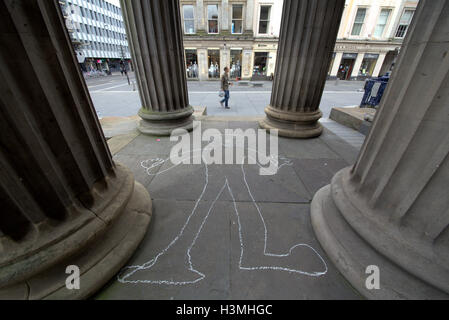 Musée d'Art Moderne de Glasgow ou de Goma qui a une parodie de l'art faites par des vandales de l'sttatue de Wellington avec tête conique Banque D'Images