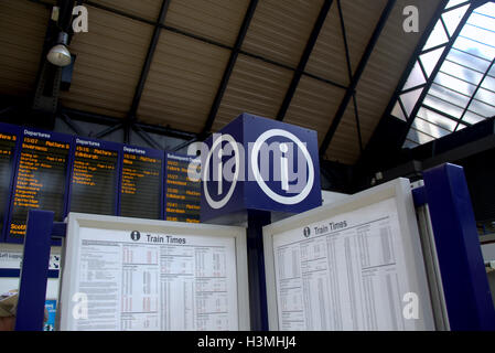 Touristiques de Glasgow en déplacement de train horaires station de la rue Queen Banque D'Images