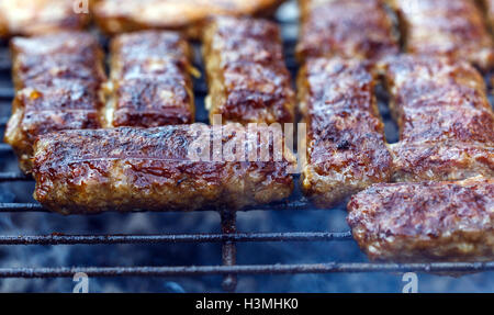 Rouleaux de viande hachée sur le gril à braises pour barbecue Banque D'Images