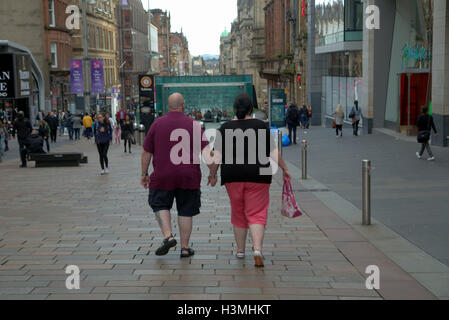 Scènes de rue de Glasgow L'excès de couple holding hands sur Buchanan Street Banque D'Images