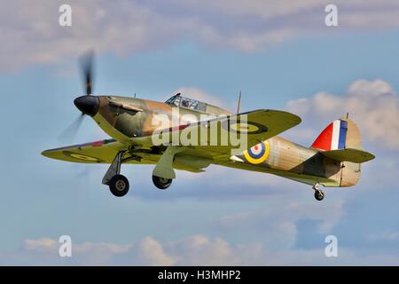 Bataille d'Angleterre Hurricane R4118 volant à Shuttleworth jour de course Banque D'Images