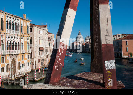 Vue du Grand canal depuis le pont de bois de l'Accademia à Venise Banque D'Images