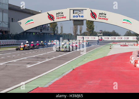 Adria, Rovigo (Italie) - 1 octobre 2016 Karting : se préparer à quitter la grille au début lors de la première course à l'Adria Karting Banque D'Images