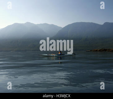 Kayak dans le détroit de Johnstone. L'île de Vancouver. La Colombie-Britannique. Canada Banque D'Images