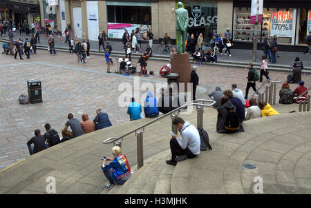 Sauchihall Street Glasgow city centre centre les habitants et les touristes se détendre et profiter du soleil Banque D'Images