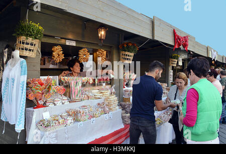 Bucarest, Roumanie - 2 octobre 2016 : Toutes sortes de friandises sont en vente à l'étal dans le premier marché de la ville de Bucarest Banque D'Images